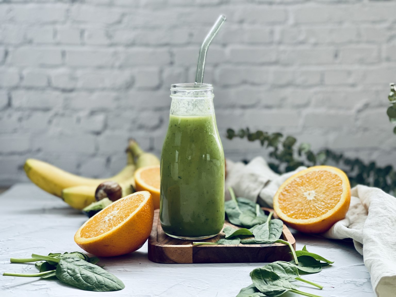 Green-Smoothie mit Spinat, Banane und Avocado Rezept - Jussilicious ...