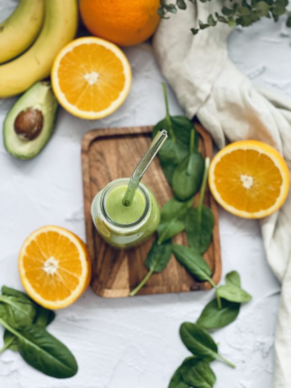 Green-Smoothie mit Spinat, Banane und Avocado Rezept - Jussilicious ...