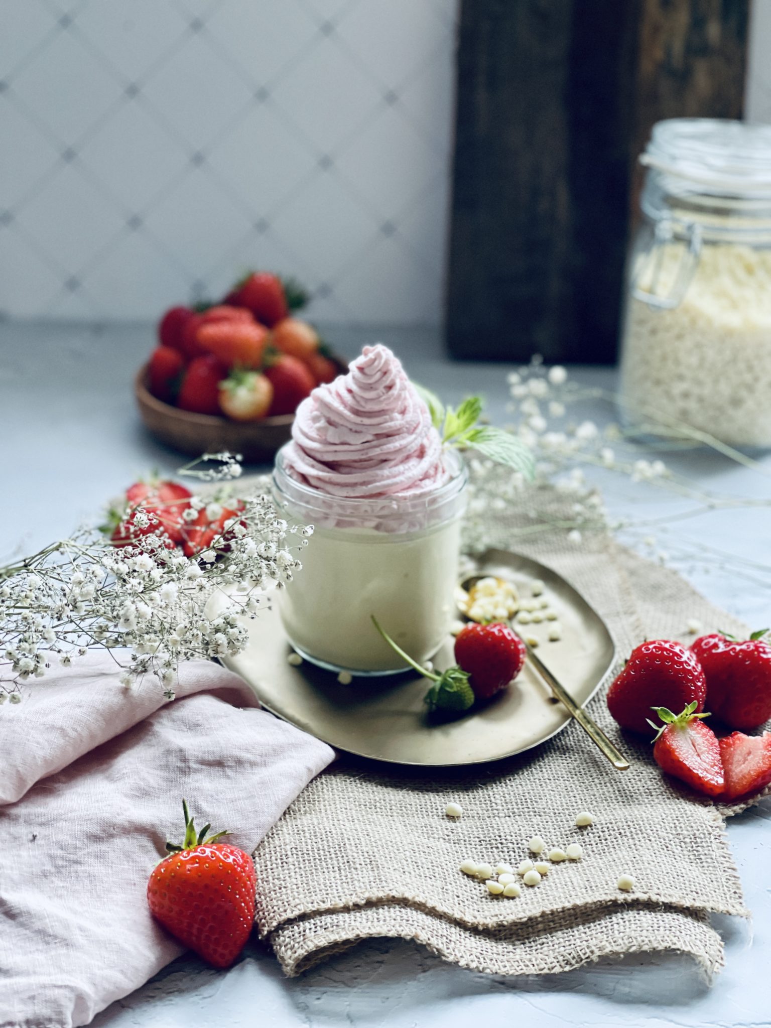 White Chocolate-Pudding mit Erdbeersahne Rezept - Jussilicious-Foodblog