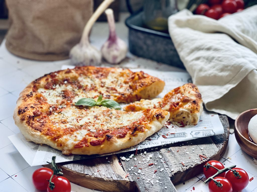 Die ultimative fluffige Pizza mit krossem Boden Rezept - Jussilicious ...