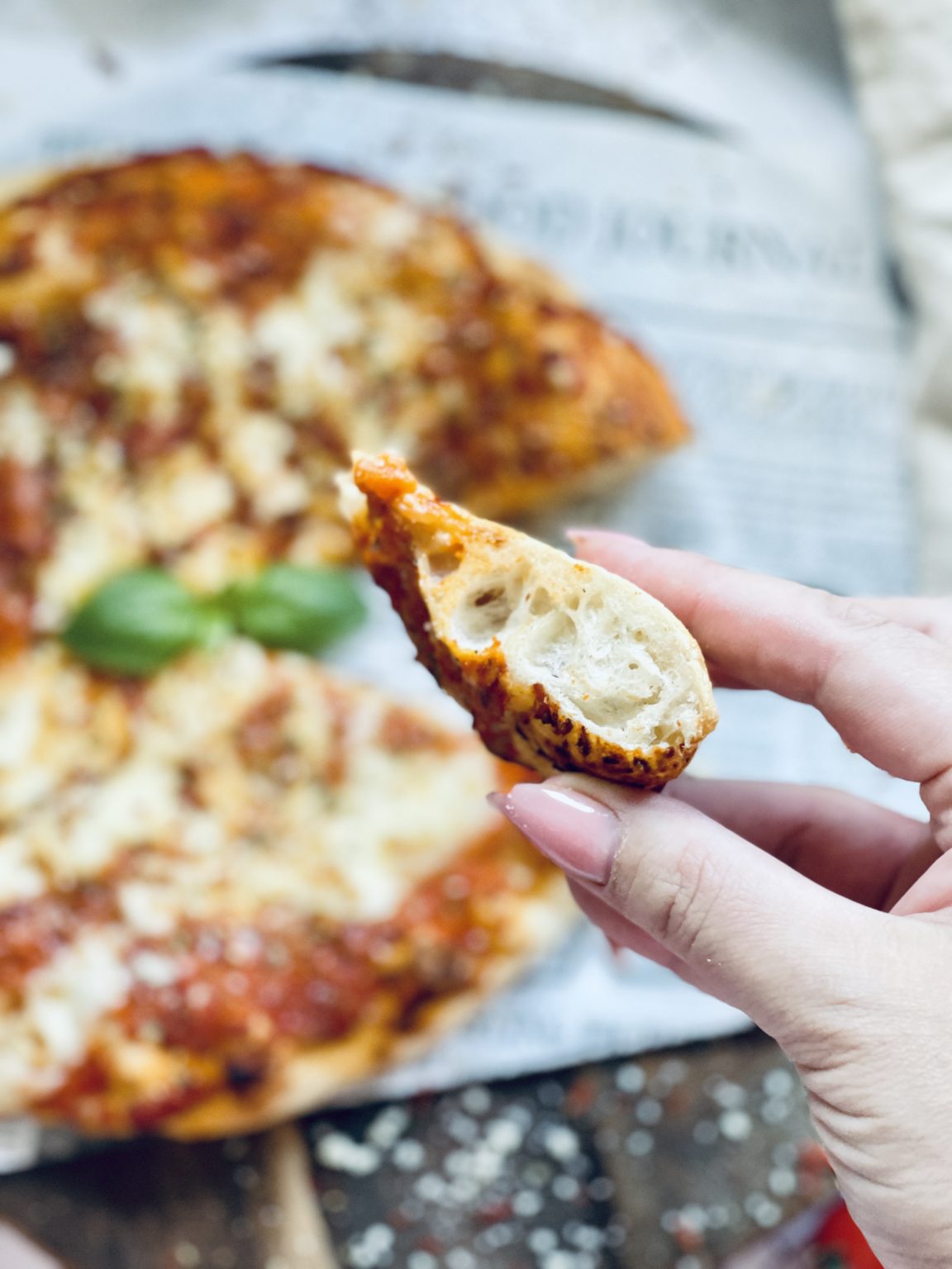 Die ultimative fluffige Pizza mit krossem Boden Rezept - Jussilicious ...