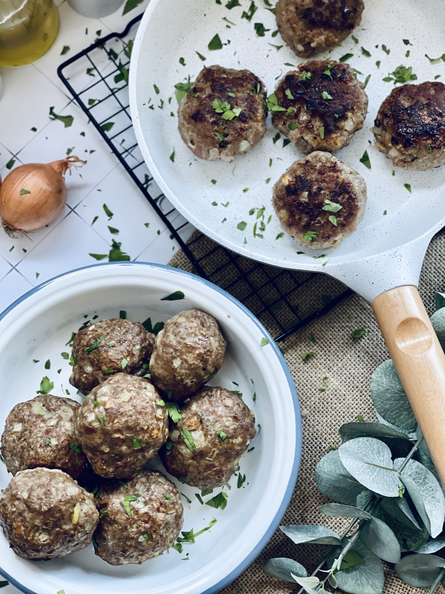 Kalorienarme Ofenfrikadellen oder gebratene Frikadellen Rezept ...