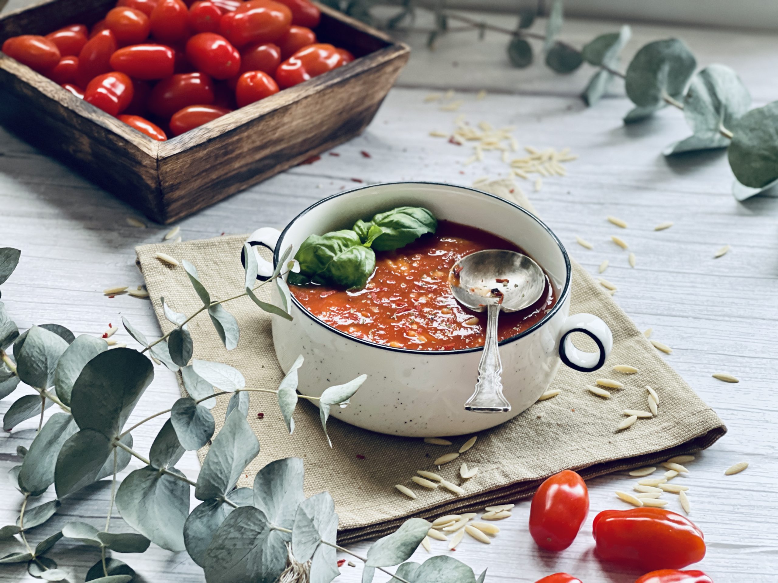 Fruchtige kalorienarme Tomatensuppe mit Kritharaki-Nudeln Rezept ...