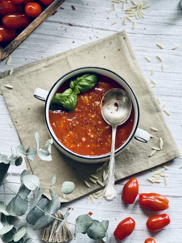 Fruchtige kalorienarme Tomatensuppe mit Kritharaki-Nudeln Rezept ...