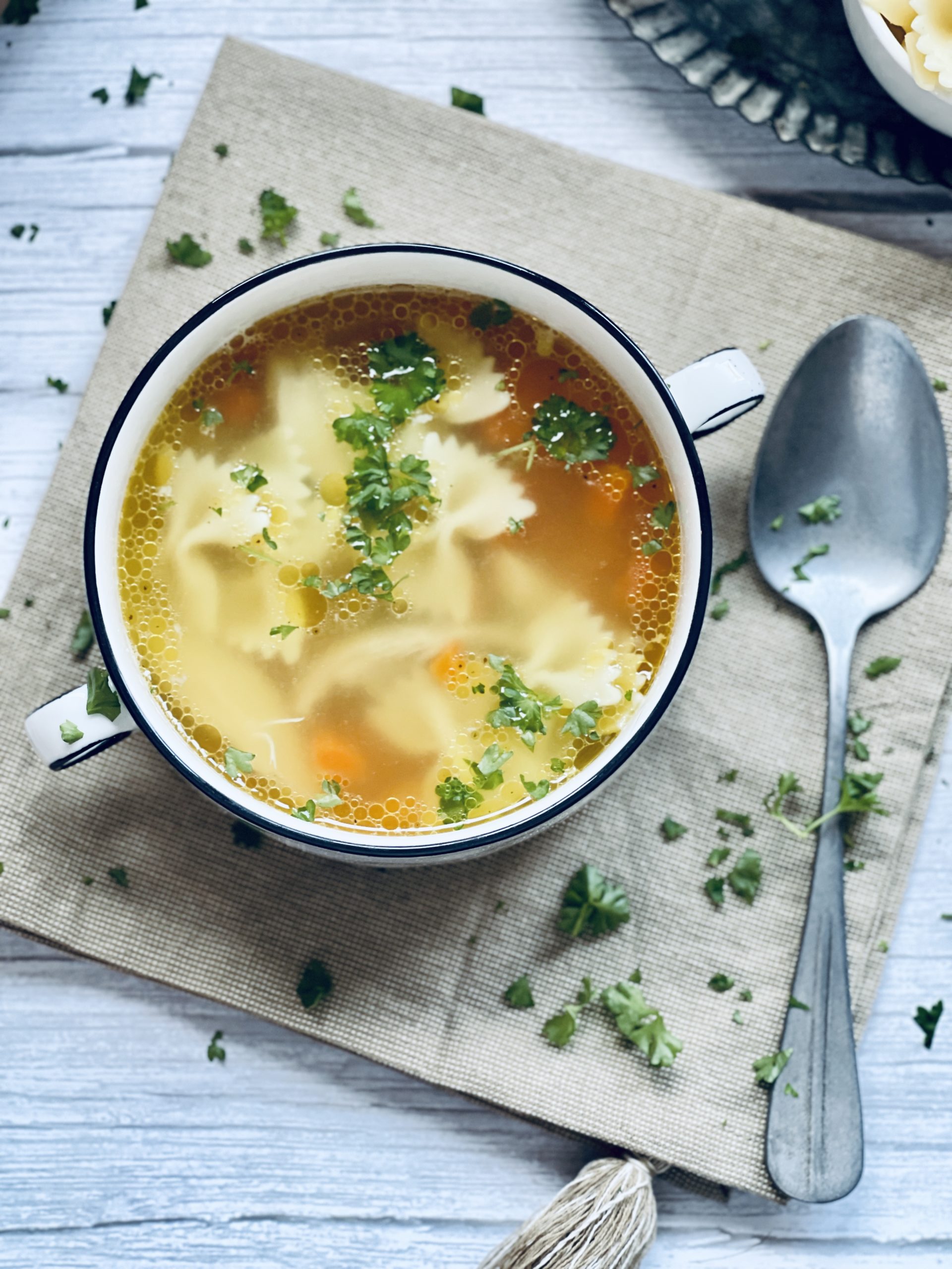 Klassische Hühnersuppe