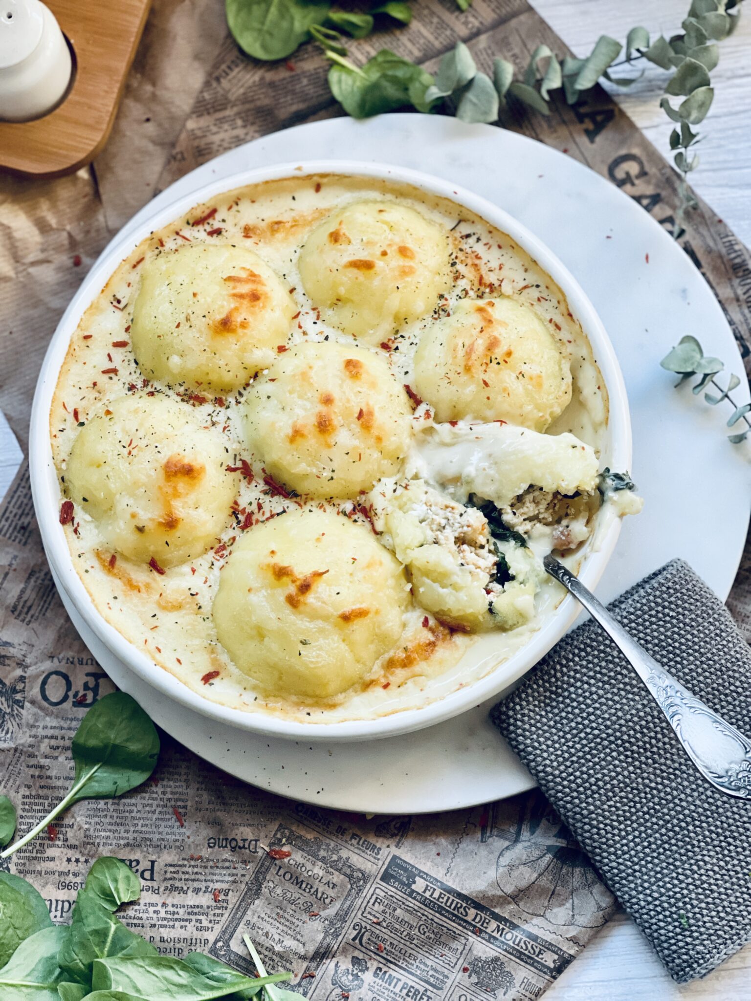 Gefüllte Kartoffelknödel mit Feta, Spinat in Käsesoße Rezept ...