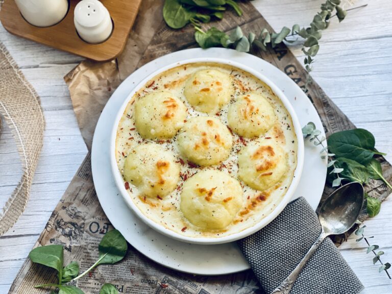 Gefüllte Kartoffelknödel mit Feta, Spinat in Käsesoße Rezept ...