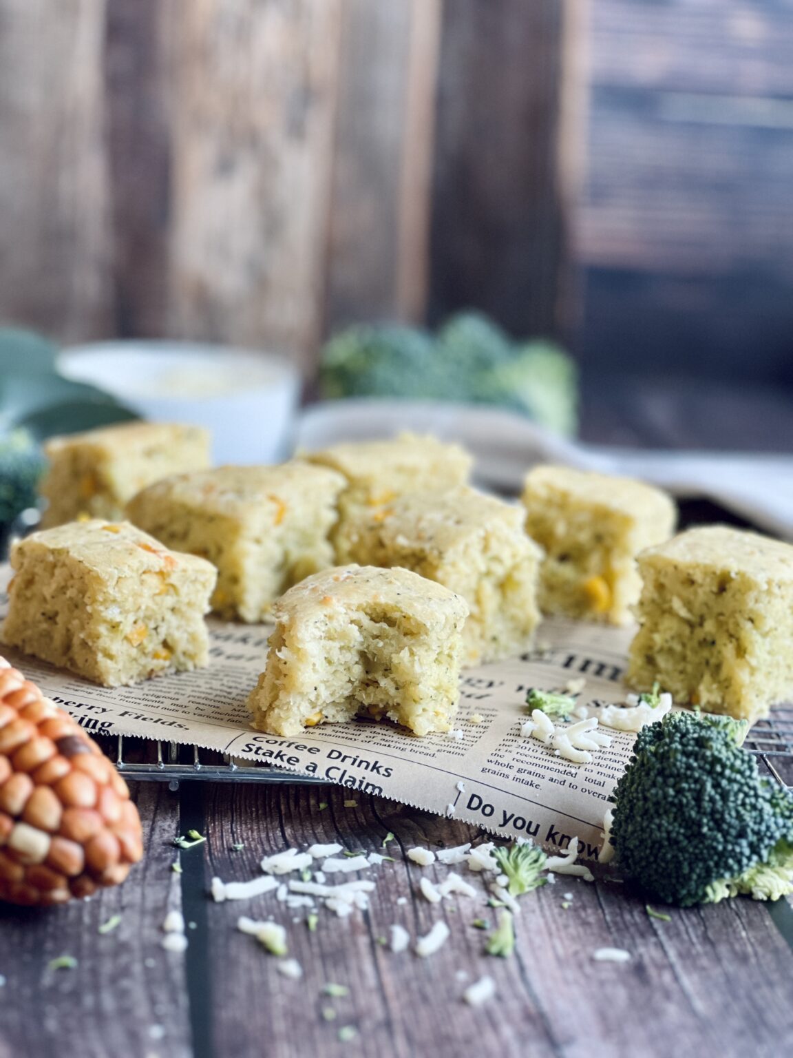 Maisbrot mit Backpulver – buntes amerikanisches Maisbrot mit Brokkoli ...