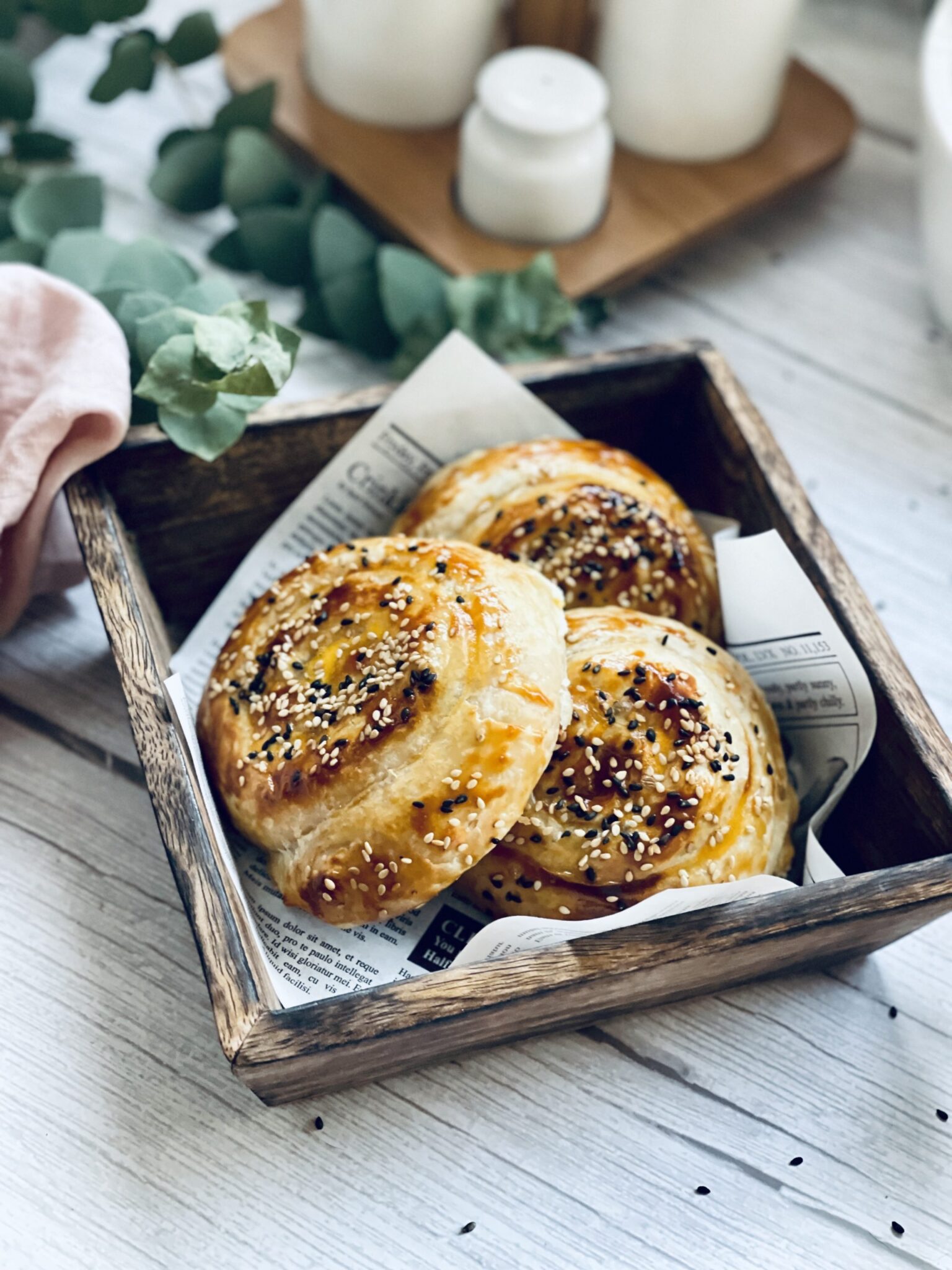 Börek-Schnecken mit Feta und Petersilie gefüllt Rezept – Jussilicious ... Börek-Schnecken mit Feta und Petersilie gefüllt Rezept – Jussilicious ...